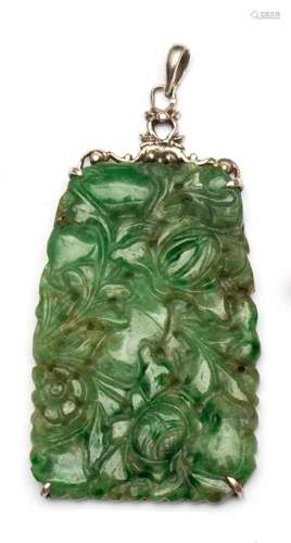 Jade hanger, ca. 1925,met zilveren montuur en aan zwart collier. Jade bewerkt met florale