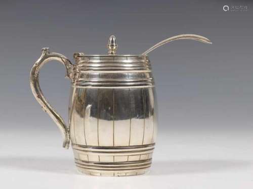 Mosterdpot, 1925,in vorm van tonnetje met scharnierende deksel en voluutvormige greep met