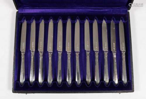 Engeland, set van twaalf vruchtenmessen Art Deco,puntfilet tapstoelopen geribd heft, William