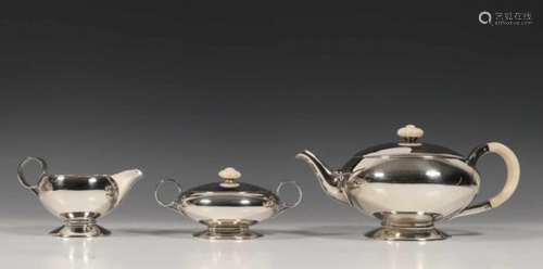 Duitsland, driedelig theeservies, Art Deco,plat model met ronde oren bestaande uit theepot met