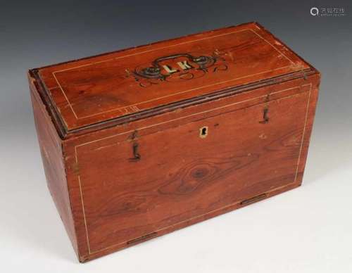 Noord-Holland, rood gelakt houten kappendoos, ca. 1900,met openklappend font en monogram LK op