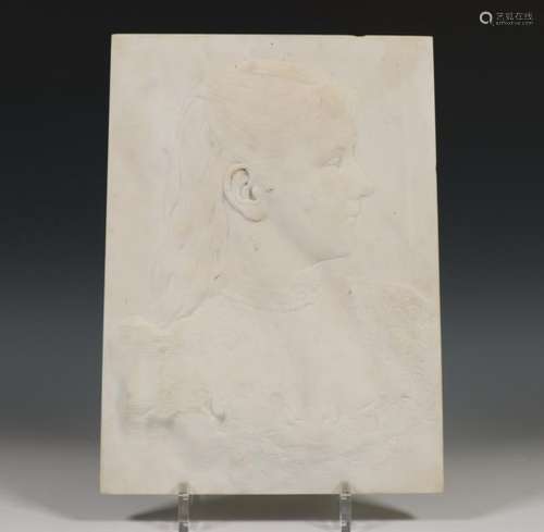 Marmeren plaquettemet gestoken relief van portret van mogelijk Prinses Juliana; 30 x 22 cm.; Uit