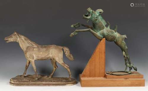 Twee Oosterse bronzen paarden.Hierbij één gipsen paard; Uit de collectie van een heer van stand;