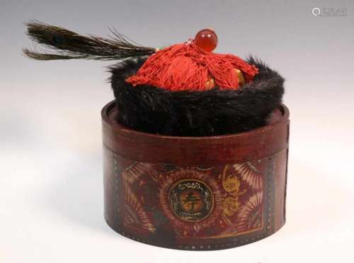 China, Manderijenen hoed in doosdiam. 29 cm.; [2]; China, Manderin hat, with red glas bead, feathers