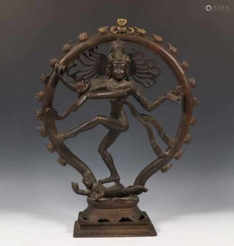 India, bronzen sculptuur van dansende Shiva, Shiva Natarajh. 48 cm.; [1]160