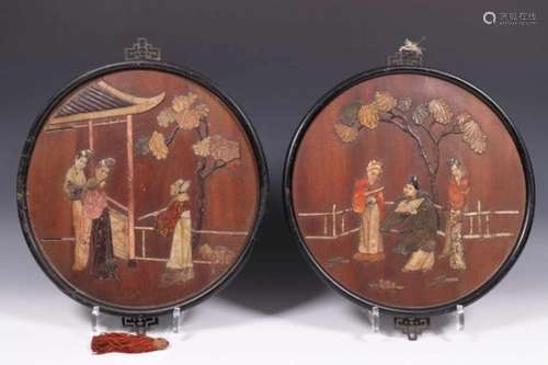 China, paar ronde houten panelen, ingelegd met speksteen, ca. 1900diam. 32 cm.; [1]150