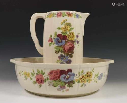 Villeroy&Boch aardewerken lampetstelmet decor van bloemen (1 zeepbak mist). Hierbij één po; 530