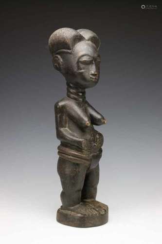 Two African wooden female figures.; h. 35 and 41 cm.; 2200