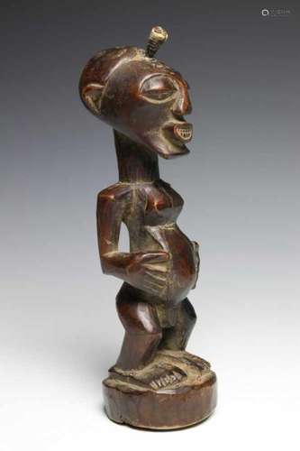 DRC., Songhe, small powerfigure,with horn and brown to black patina.; h. 25 cm.; 1800