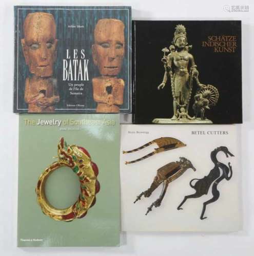 Collection of books: Sibeth, Les Bataks, 1990, H. Brownrigg on Betel Cutters, 1991The Jewelry of