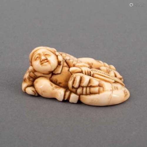 Hippo tusk netsuke: lying Daikoku with a fan and a sack, Japan, not signed, around 18504,5 x 3,5