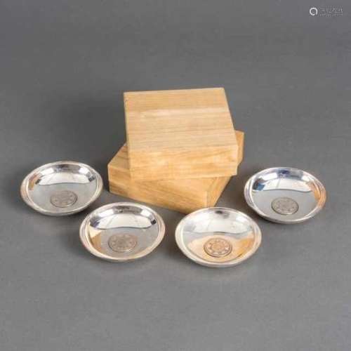 Four sterling silver (950/1000) small bowls with centrally an embedded 'Go Jû Sen' coin, Japan, by