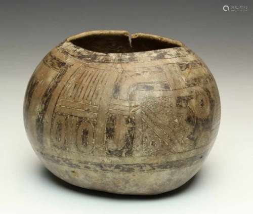 Peru, Sican, kalebas pot, ca. 500-700,with engraved and blackened geometrical patterns. Provenance