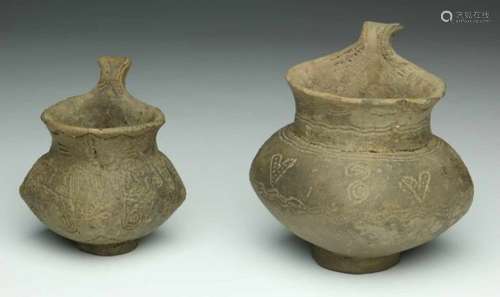 Bulgaria, Bronze Age, two terracotta cups with handles,with engraved decoration.; h. 9,5 and 8