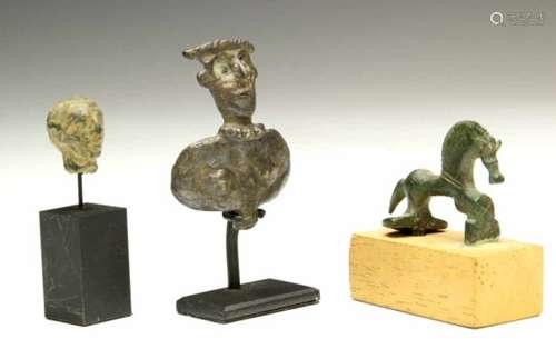 Roman bronzen miniature head, Near Eastern antique bronze bust and sculpture of a horseh. 1,6 / 4,