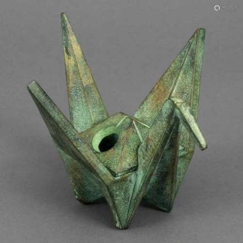 Saegusa Sôtarô (1911-2006), green patinated bronze kôro: origami crane, Japan, signed12 x 14,5 x 14