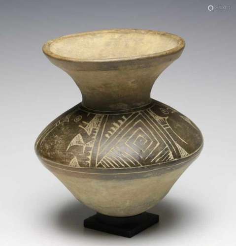 Equador, Mantegno, 12e-15th century AD, stoneware vasebulbous body and tapering neck with carved