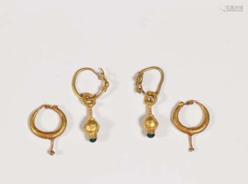 Two pair Roman gold ear rings, ca. 3e eeuwone pair with green glas bead.; h. 2 and 2,8 cm.; 1800