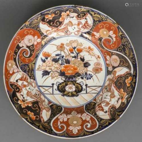 Very large porcelain Imari dish decorated with a richly filled flower vase, the border with