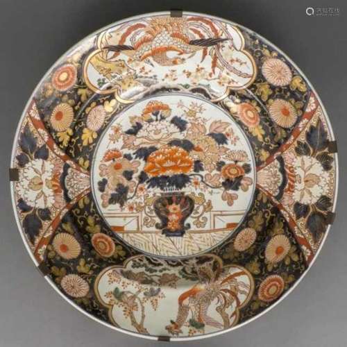 Very large porcelain Imari dish decorated with a richly filled flower vase, the border with