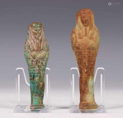 Egypte, twee Ushabtis, Late Periode.beide met hierochlieven, een met beschilderde. (kleine