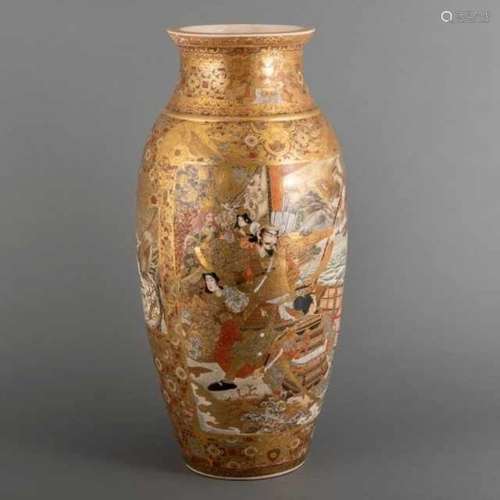 Large Satsuma vase: the bodhisattva Kannon surrounded by rakan, on the other side a samurai shooting