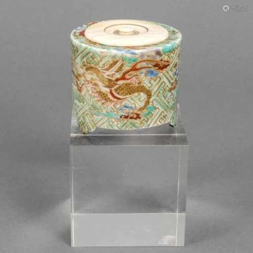 Cylindrical porcelain Kutani kôro decorated with a dragon and tiger on a green swastika