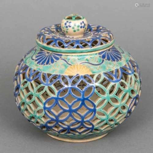 Large lidded Ko-Kiyomizu ware te-aburi with openworked shippô pattern, the border under the lid with