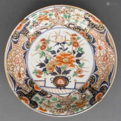 Large porcelain Imari verte dish decorated with a richly filled flower vase, the border with komainu