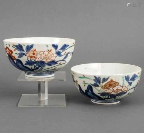 Pair of procelain Imari bowls with floral motif, Japan, not signed, first half 18th century -