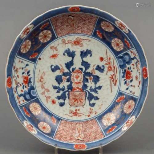 Deep porcelain Imari dish decorated with a pseudo family crest, Japan, not signed, 18th centuryØ