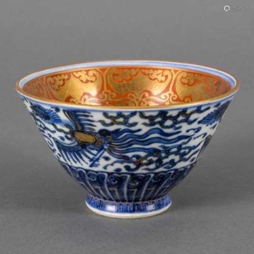 Porcelain Kinrande bowl, the outside decorated with blue-white and partially gilded phoenixes in the