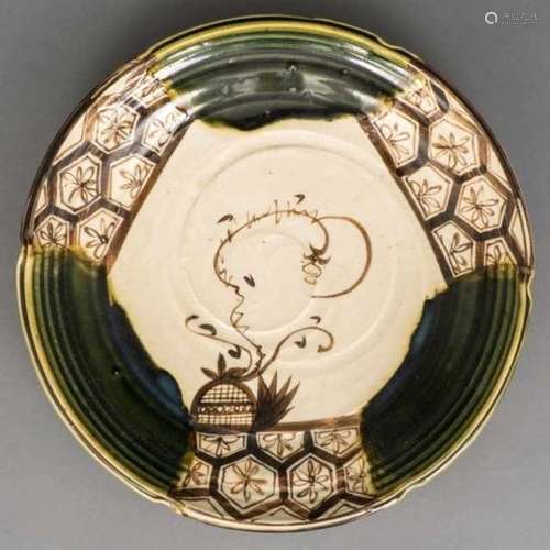 Ao-Oribe ware dish decorated with sprouting vines, the border with diamond shapes filled with