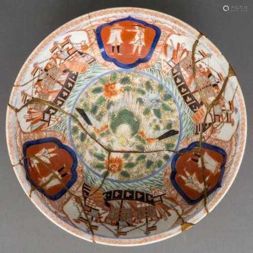 Porcelain Imari bowl decorated with a phoenix, the border with alternating decor of Dutch men and