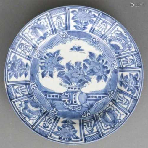 Blue and white porcelain Arita dish decorated with a flower vase, Japan, not signed, around 1700Ø