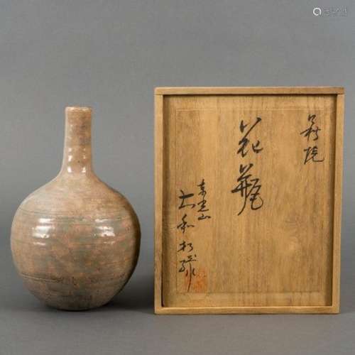 Yamato Shôroku (1855-1921), Hagi ware bottle vase with translucent grey glaze, Japan, marked, with