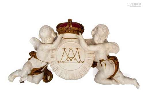 Groot gipsen ornament;Wapenschild gedragen door twee putto; 60 x 128 cm.; Uit de collectie van een