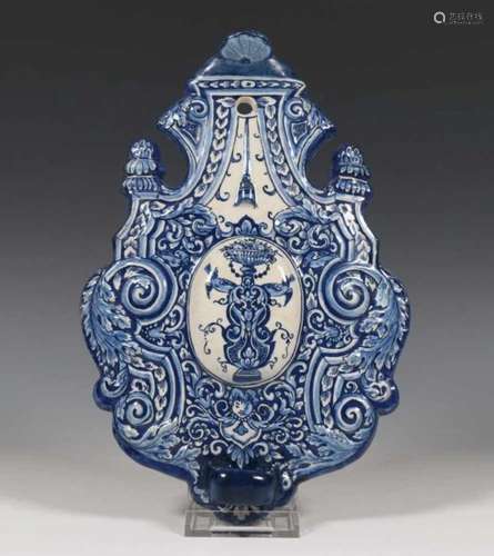 Delft, blauw-wit aardewerk wandapplique, midden 18e eeuw,met voluten, schelpmotief en gebolde