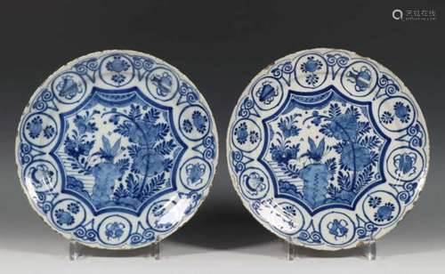 Delft, De Witte Starre, paar blauw-wit aardewerk borden, vroeg 18e eeuw,met Chinoiserie decor van