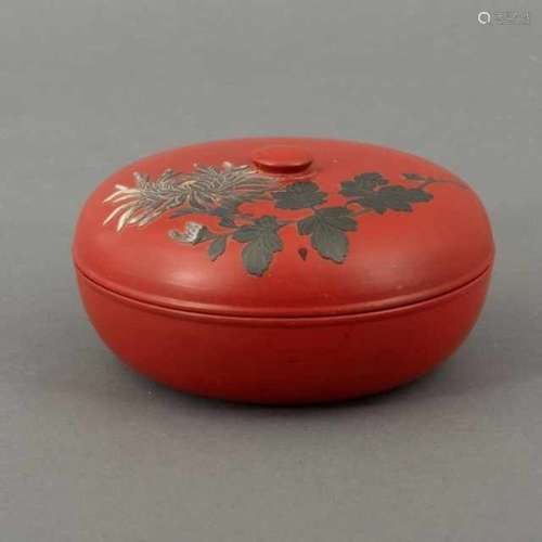 Round red lacquer lidded box, the lid with black motif of a chrysanthemum, Japan, with export