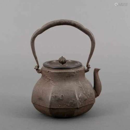 Studio Ryûbundô: faceted cast iron tetsubin with relief of birds and flowers, the bronze lid with