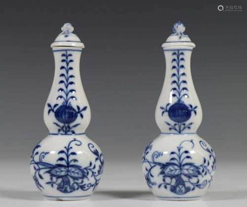 Meissen, paar porseleinen kalebasvaasjes met dekselmet blauw Zwiebelmuster; h. 12 cm.; 2120