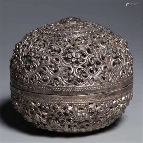 CHINESE SILVER PIERCED CRAVED FLOWER LIDDED BOX