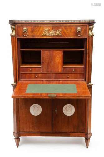 Mahoniehouten secretaire en abattant, Louis XVI, eind 18e eeuw,met messing hekwerk waaronder een