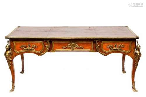 Rozenhouten bureau-plat in Louis XV-stijl, 19e eeuw,met bruin lederen blad, drie laden en drie