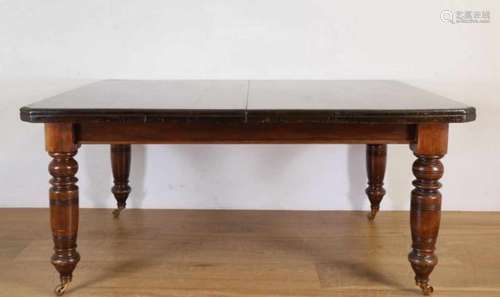 Engeland, rechthoekige mahoniehouten tafel, gemerkt 'Selbat dining table',met twee tussenbladen.