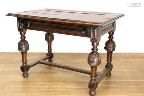 Eikenhouten tafel in Renaissance-stijl, 18e eeuw,met één lade. Op vier, door H-regel verbonden,