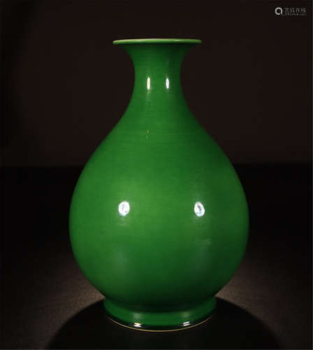 CHINESE PORCELAIN GREEN GLAZE YUHUCHUN VASE