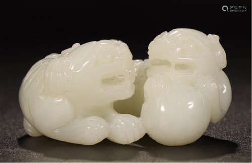 CHINESE WHITE JADE LIOIN AND BALL TABLE ITEM