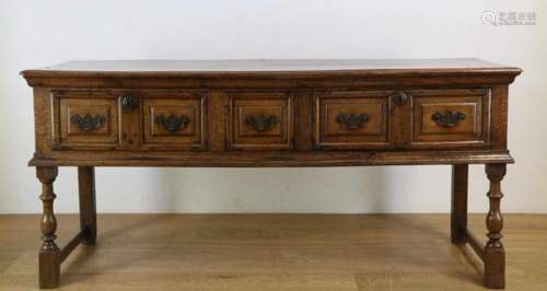 Engeland, eikenhouten dressoir, George I, 18de eeuw,met drie laden. ; br. 166, h. 76 en d. 56 cm;